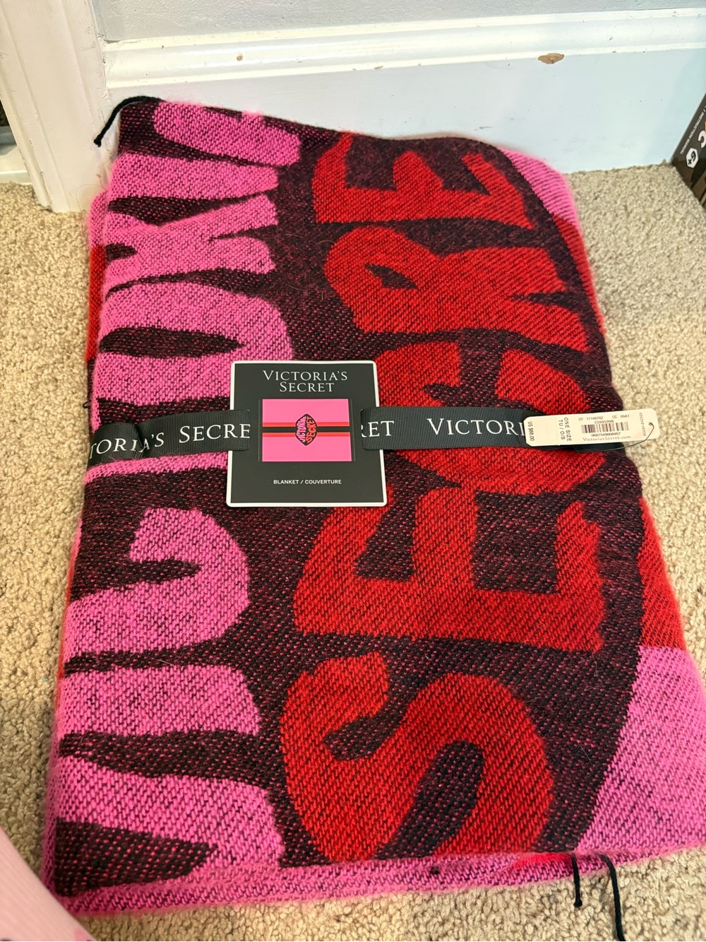 Victoria's Secret Flirt Lips knit throw blanket new 50”x 60”